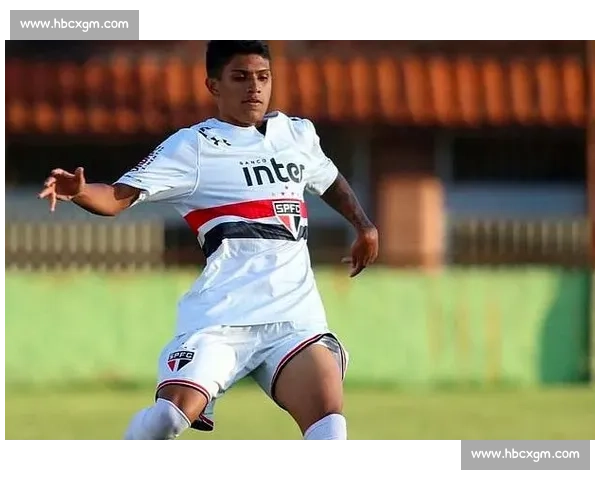 巴萨新星库巴西恋情曝光！携红发女友甜蜜度假机场秀恩爱