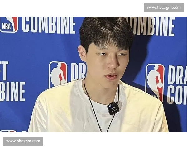 杨瀚森 NBA 选秀夜藏爱！袖口绣女友名 + 情侣手链实锤，青梅竹马太甜了